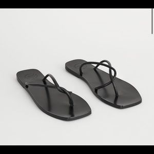 ALESSANO BLACK FLAT SANDALS